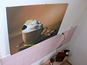 Interiér - obraz na stene s kávou
