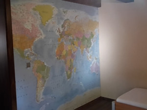 Tapeta mapa sveta na stene v interiéri