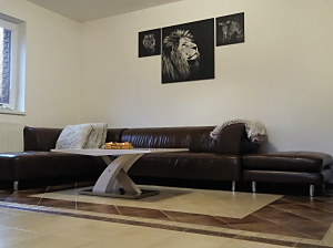 Interiér obývačky s obrazmi
