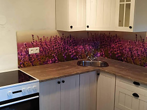 levanduľová zástena v kuchyni
