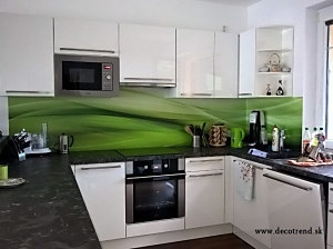 Biela kuchynská linka so zelenou tapetou na mieru