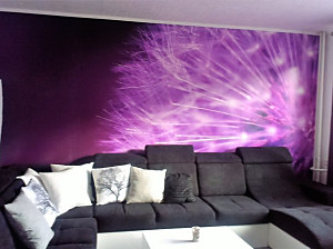 Fialová tapeta s púpavou na stene v obývačke