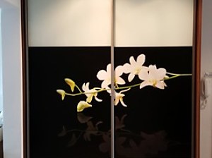 Vstavaná skriňa od výrobcu Novaparket Púchov so samolepiacou tapetou na mieru Orchidea