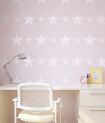 Izba pre deti - namaľované hviezdy na stene pomocou šablóny