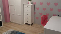 izba pre dievčatá s ružovými srdiečkami