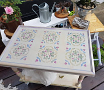 realizácia - stôl namaľovaný cez šablónu