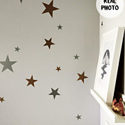 sada nálepiek hviezdy nalepená na stene v interiéri