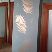 stena namaľovaná šablónou s listami