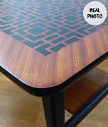 stôl ozdobený šablónami
